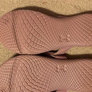 Under armor flip flops worn once mauve color